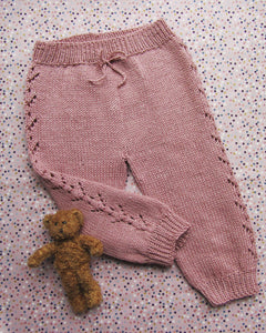 Babybukser med hulmønster strikket i Onion No.3 Organic Wool+Nettles  i farven Laks (1104).