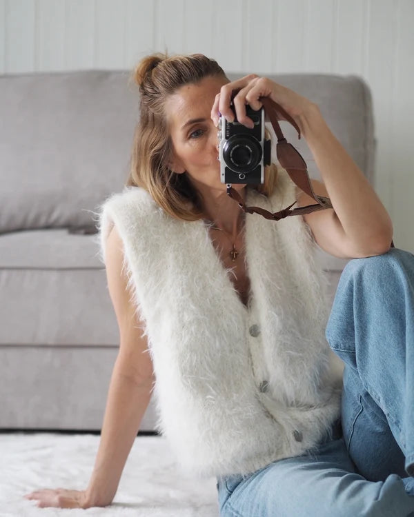Fuzzy Vest strikket i Basta fra Lana Grossa i farve 001 Hvid