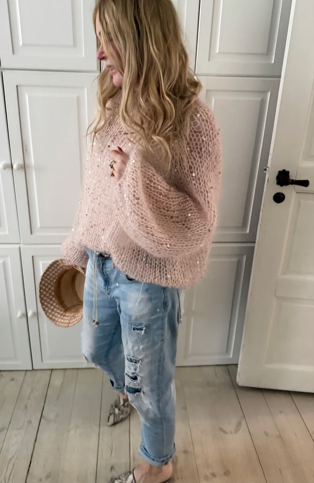 Adel Sweater strikket i Bella by Permin og bomulds-paillettråd