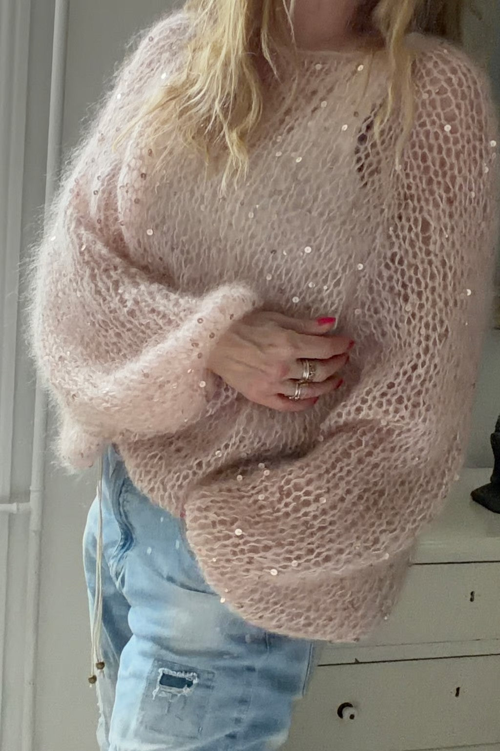 Adel Sweater strikket i Bella by Permin og bomulds-paillettråd
