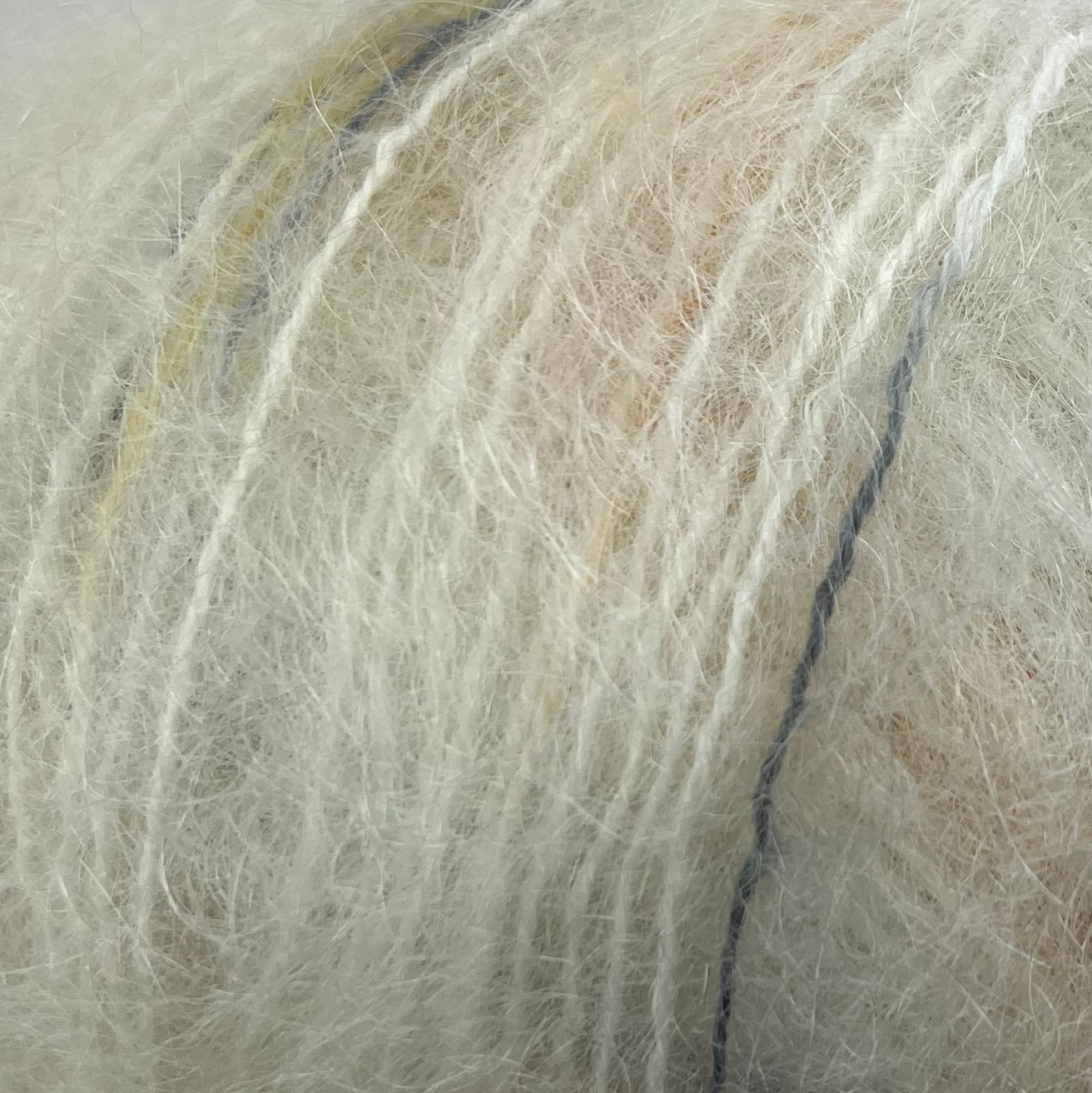 Bella Color Silk Mohair fra Permin i farven råhvid.