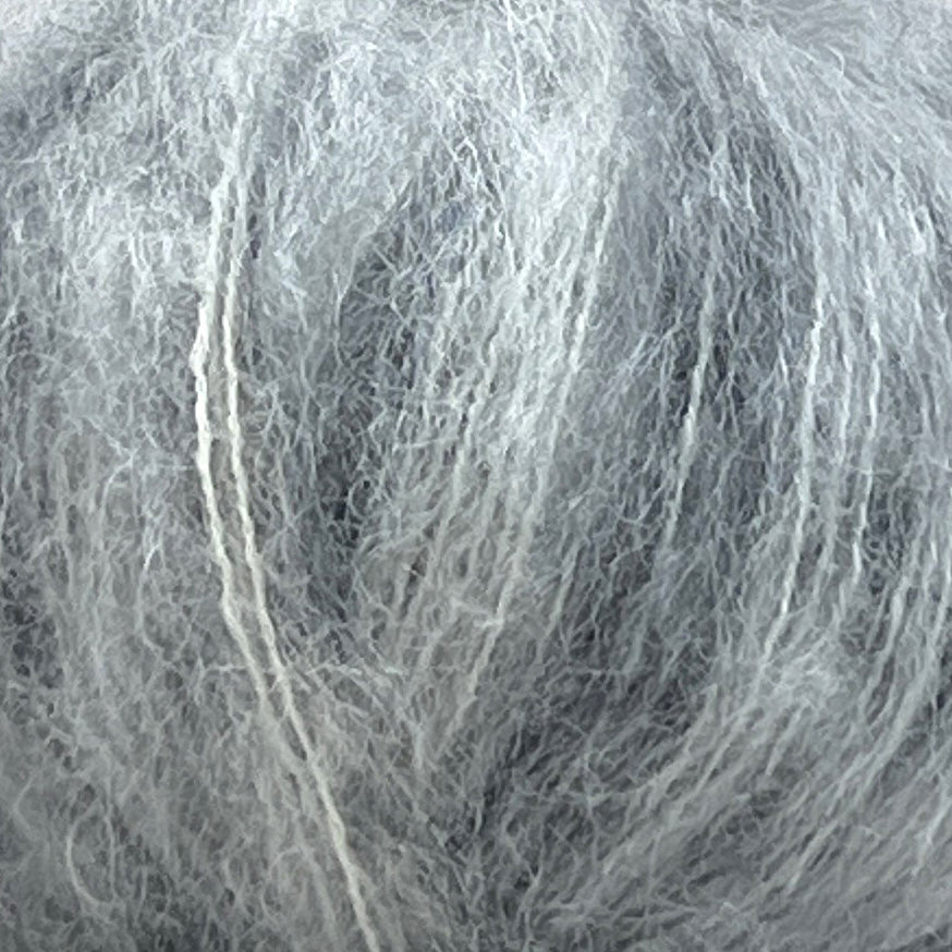 Strikkeprøve af Bella Color Silk Mohair fra Permin i farven råhvid.