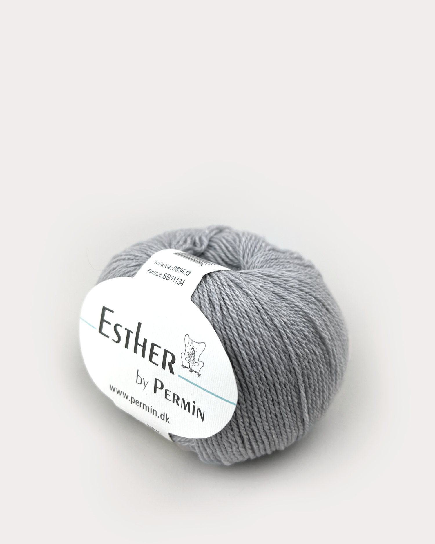Esther garn til Morfartrøje kit i farven råhvid/lysgrå.