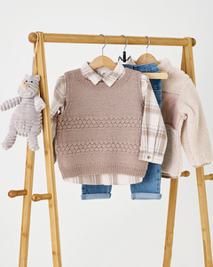 Detalje af sømandsbobler på babyvest strikket i Lillemor by Permin