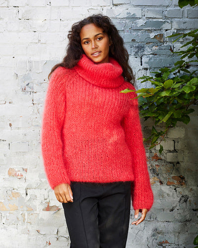 Bella Sweater med rullekrave strikket i Bella by Permin farve Cinnober