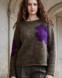 Bluse med firkløver i Intarsia strikket i Bella i farverne Teddybear 5 (8832106) og Urban Violet 1 (8832107)