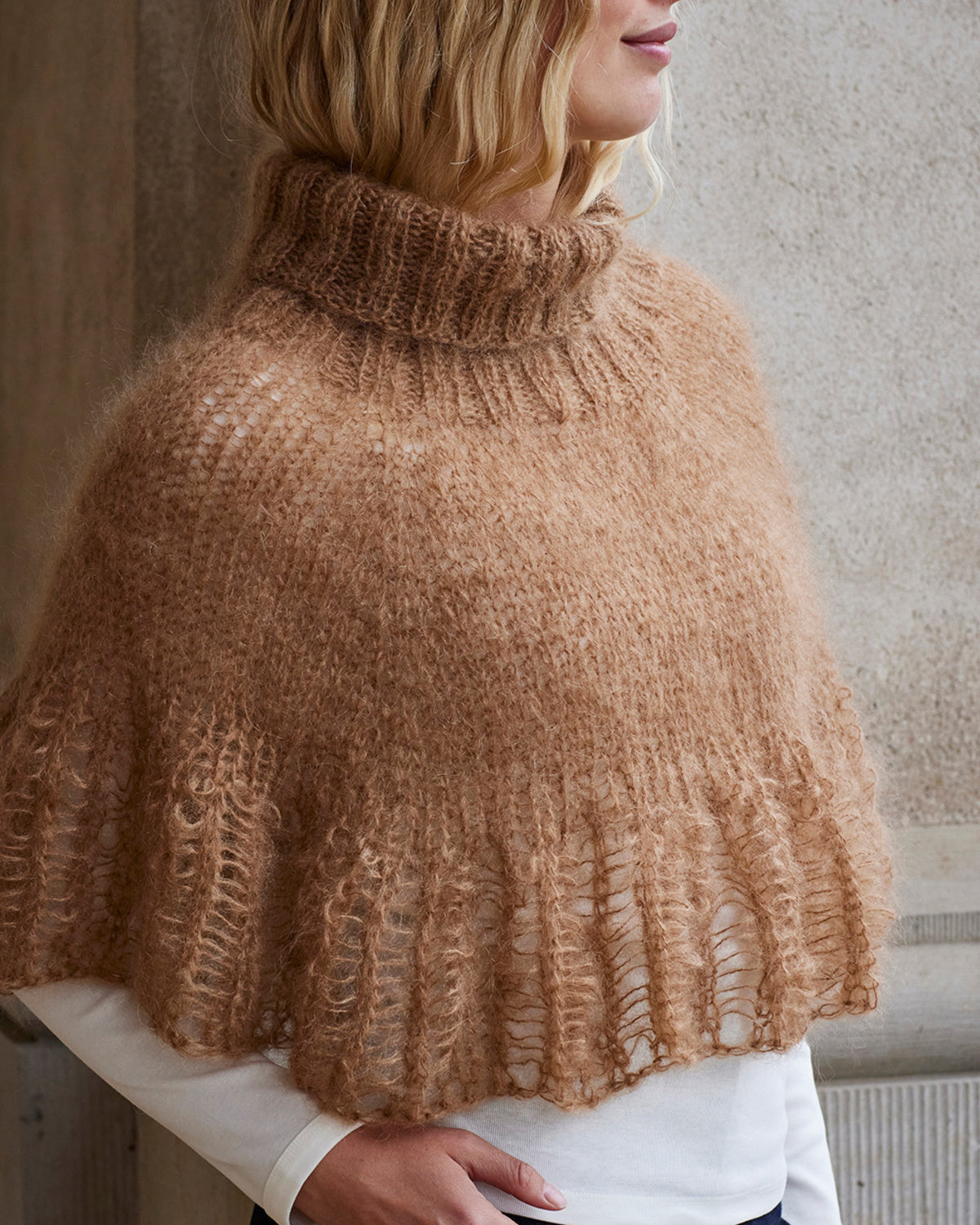 Strikket cape i Bella by Permin i farven Cappoccino (883280) med høj hals