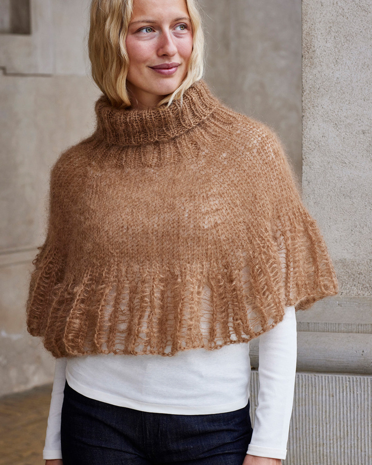 Strikket cape i Bella by Permin i farven Cappoccino (883280) med høj hals
