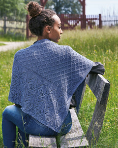 Sjal med blondemønster Tistel strikket i farven Lys denim (883409)