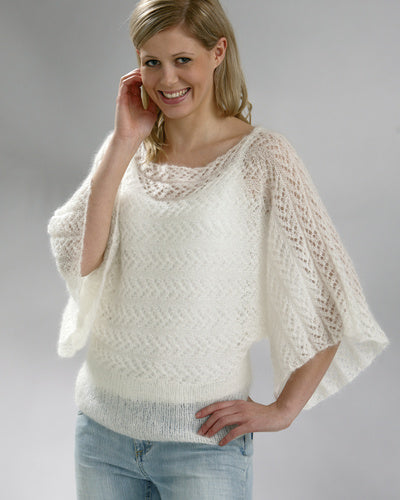 Bluse med flagermusærmer strikket i Angel by Permin farve hvid