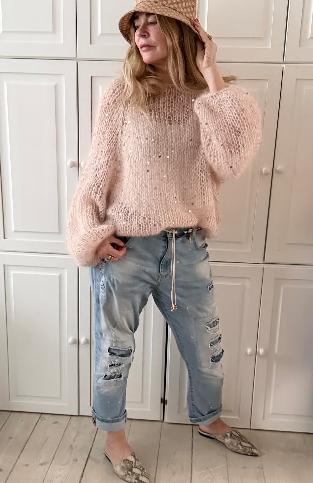Adel Sweater strikket i Bella by Permin og bomulds-paillettråd