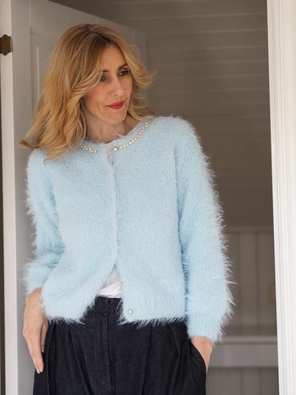 Fuzzy Cardigan – strikket cardigan i Basta fra Lana Grossa i farven Lys blå (17) med rund hals