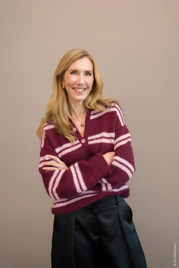 Pique sweater – strikket sweater i farverne Bordeaux (35), Bordeaux (177), Rosa (48) og Rosa (85) med skrå skulder og høj hals