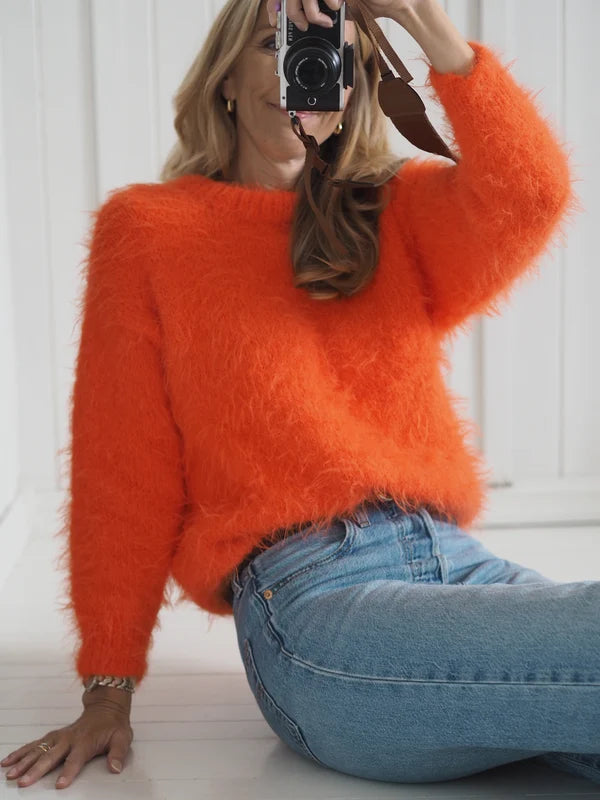 Fuzzy Sweater – strikket sweater i Basta fra Lana Grossa farverne 001 Hvid og 011 Rød/orange