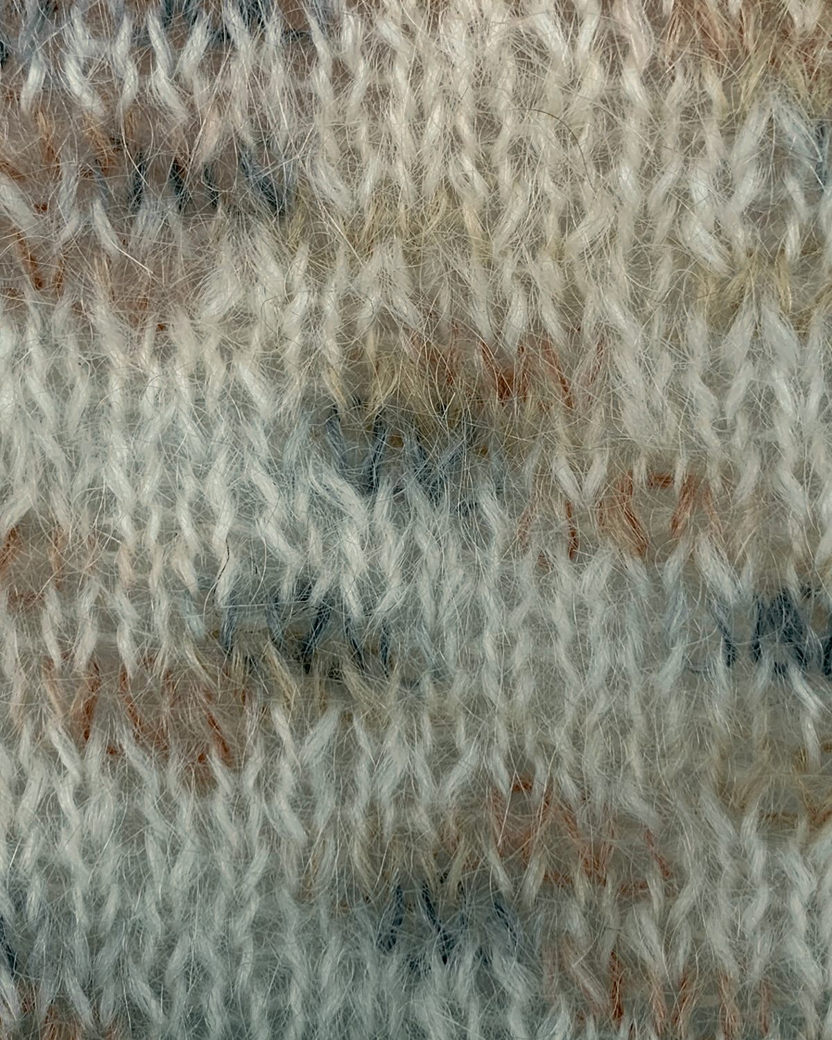 Strikkeprøve af Bella Color Silk Mohair fra Permin i farven råhvid.