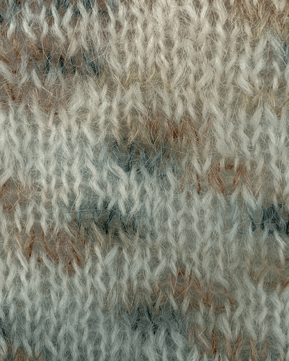 Strikkeprøve af Bella Color Silk Mohair fra Permin i farven råhvid.