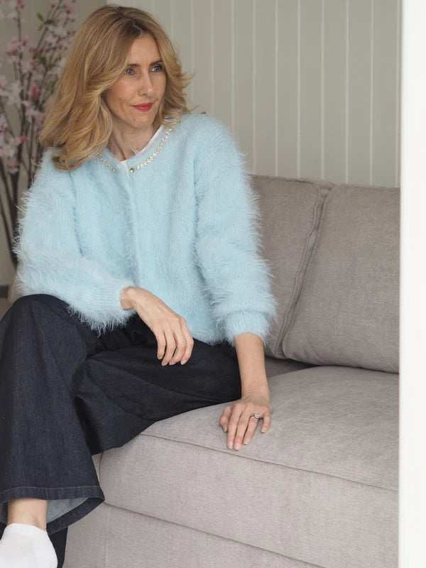 Fuzzy Cardigan – strikket cardigan i Basta fra Lana Grossa i farven Lys blå (17) med rund hals