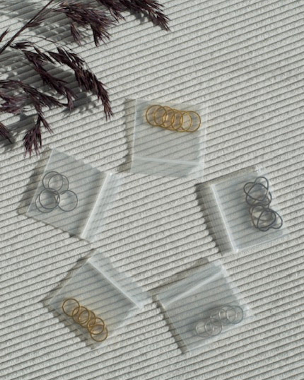 Makørringe fra Markers & Pearls samlet billede i guld og sølv.