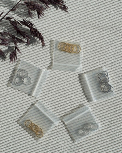 Makørringe fra Markers & Pearls samlet billede i guld og sølv.