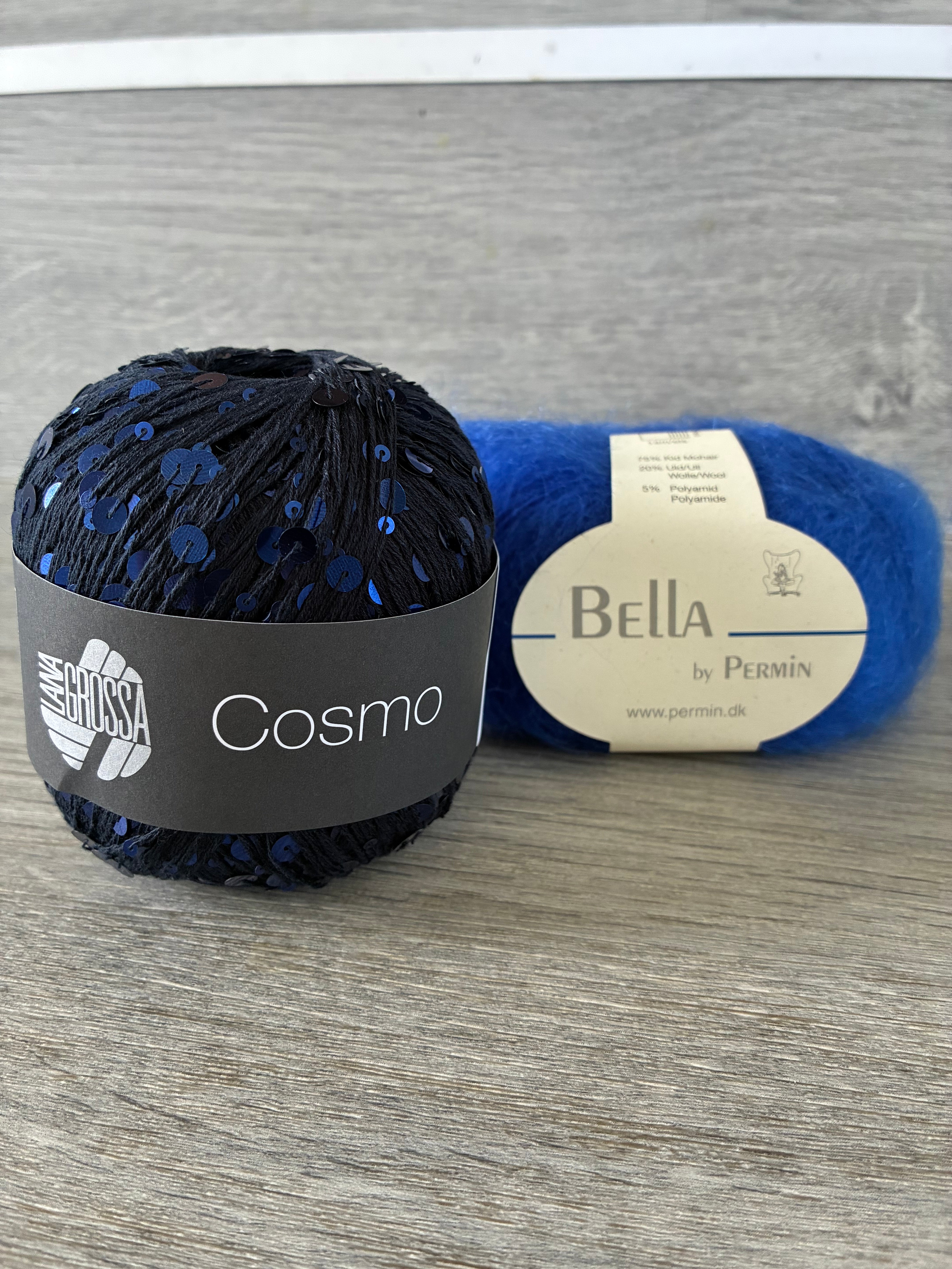 Cosmo i midnatsblå vises sammen med Bella i Cobolt blå