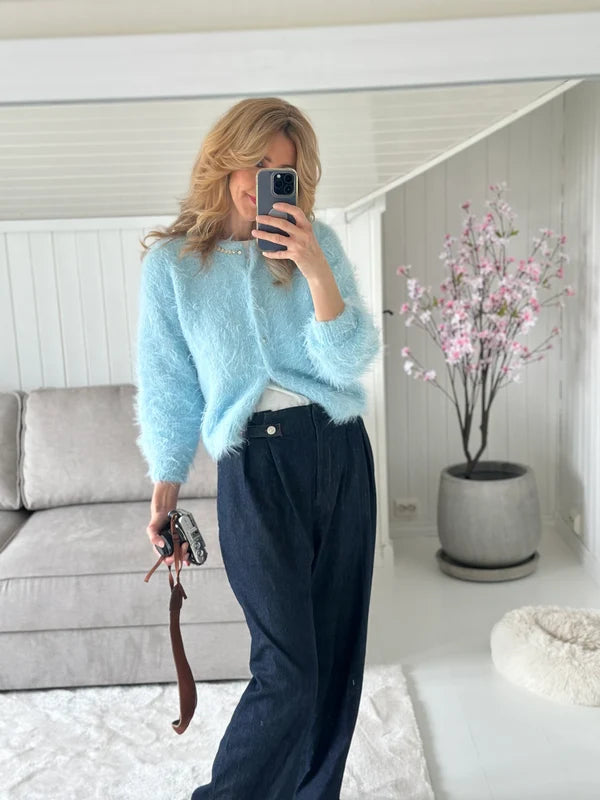 Fuzzy Cardigan – strikket cardigan i Basta fra Lana Grossa i farven Lys blå (17) med rund hals