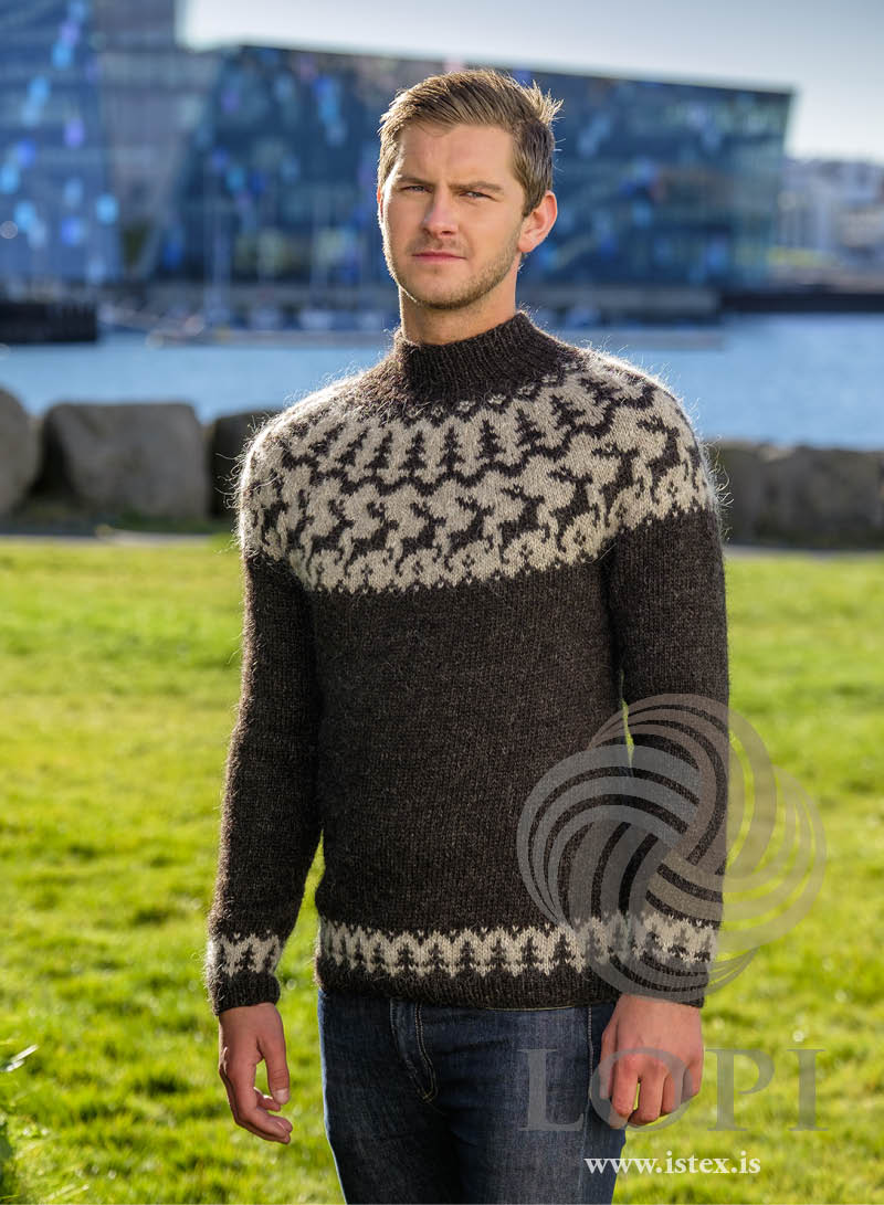 Hreindýr islandsk sweater i Léttlopi fra Ístex med mønstret bærestykke