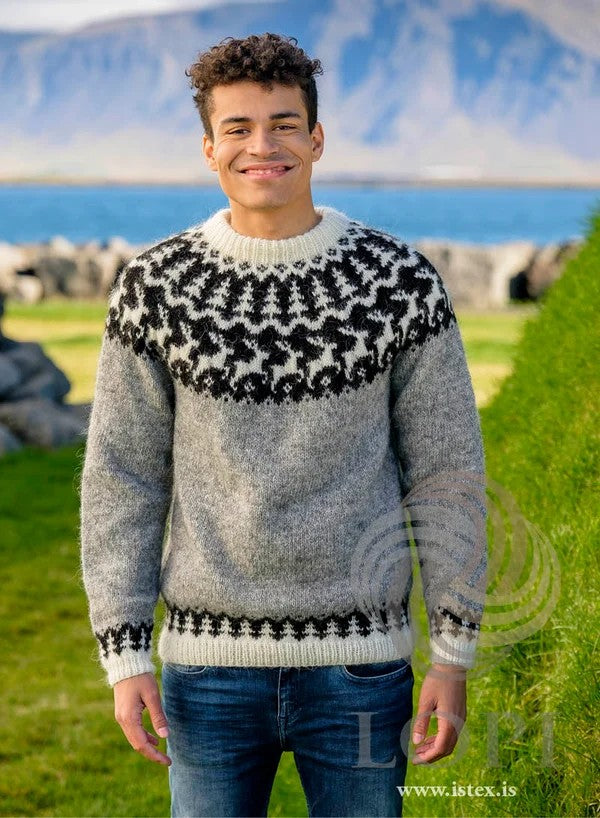Hreindýr islandsk sweater i Léttlopi fra Ístex med mønstret bærestykke
