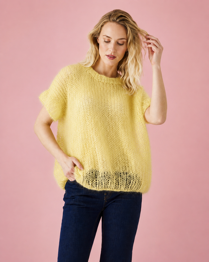 Bella Oversized T-shirt strikkegarn kit fra Daugaard Garn – let oversized top Vises i farven gul. 