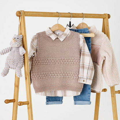 Detalje af sømandsbobler på babyvest strikket i Lillemor by Permin