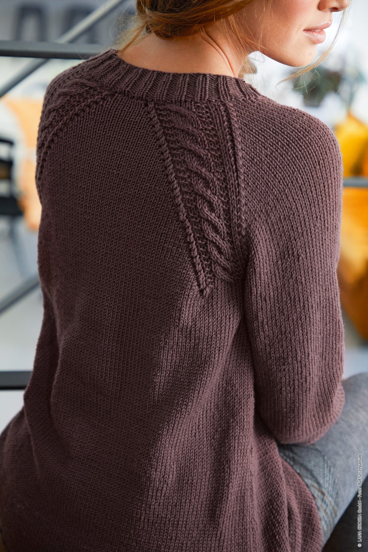 Raglansweater med snoninger i Cool Wool Big i farve 964 Marone