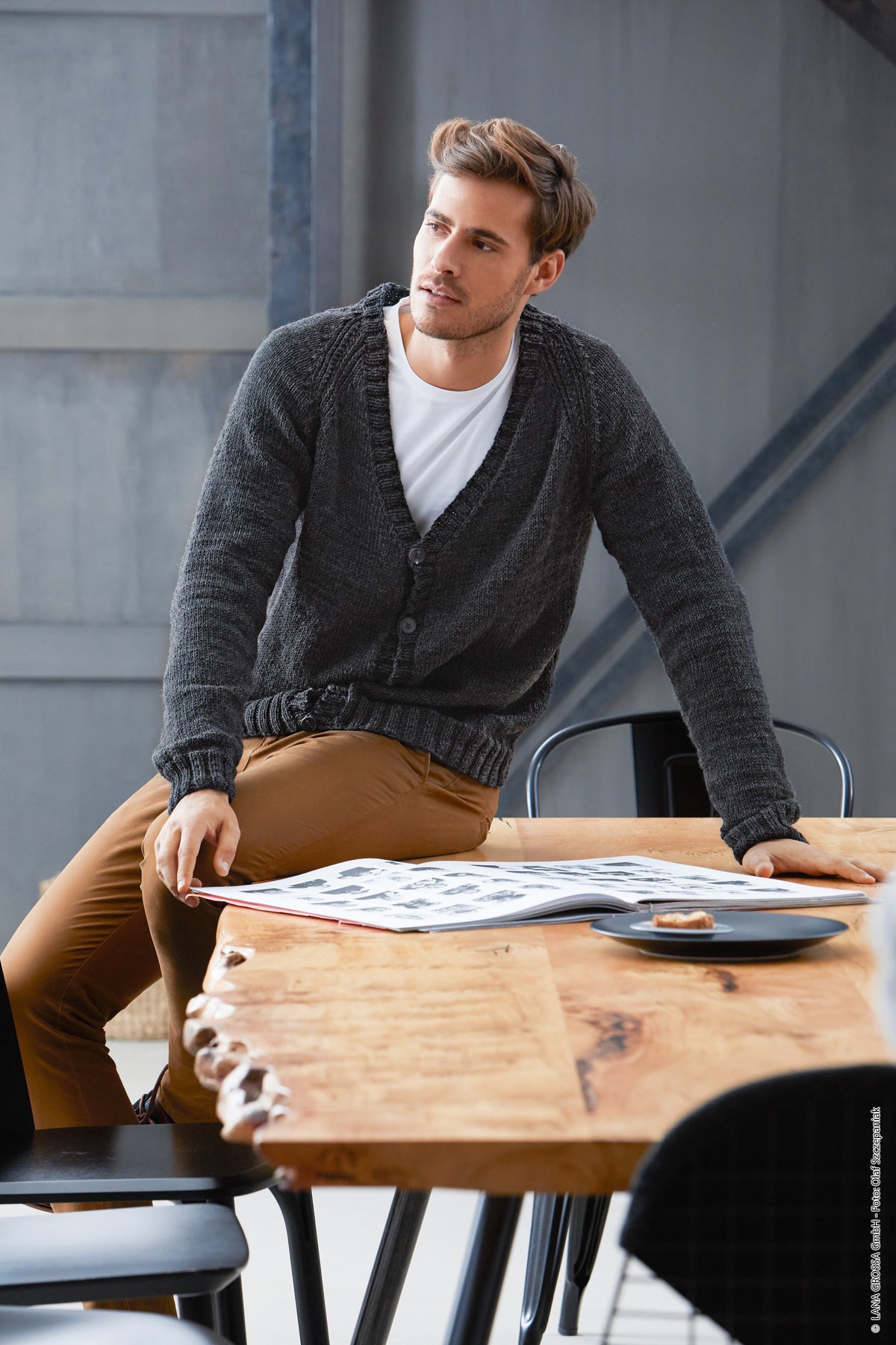 Strikket herrecardigan i Cool Wool Big fra Lana Grossa i farven Antracit (618) med raglan og v-hals