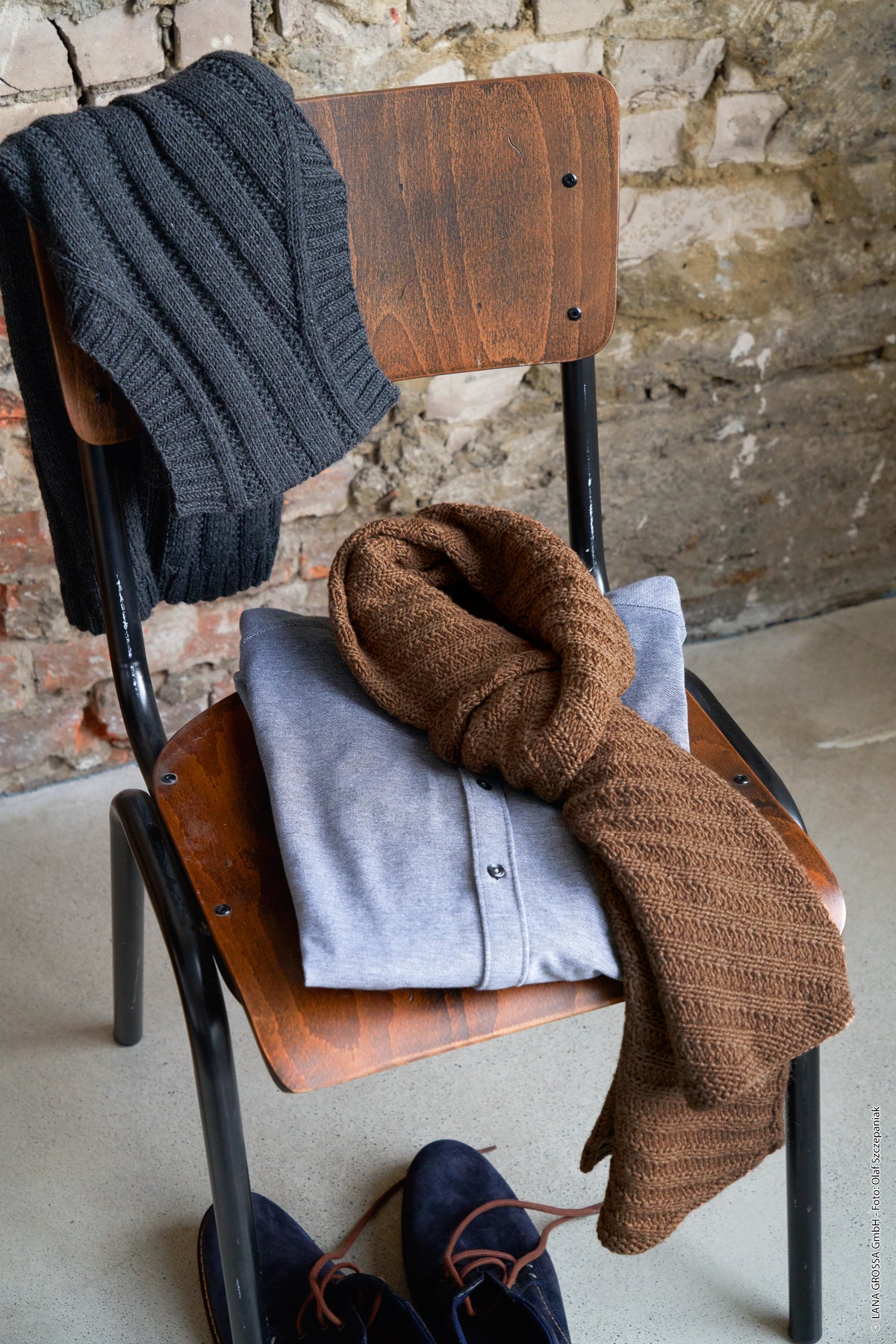 Strikket herretørklæde i Cool Wool Big i Cool Wool Big fra Lana Grossa i farven Taupe (686)