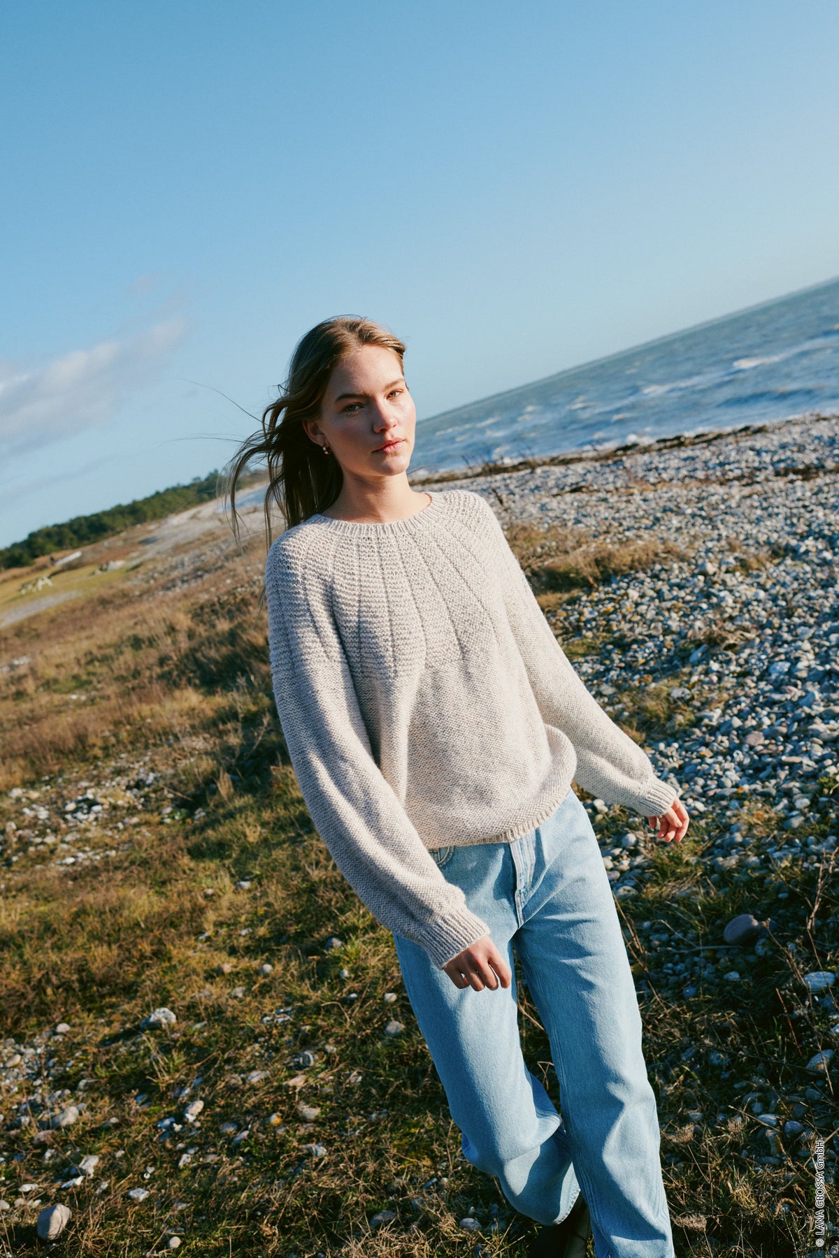 Sweater med rundt bærestykke strikket i to farver Ecopuno fra Lana Grossa