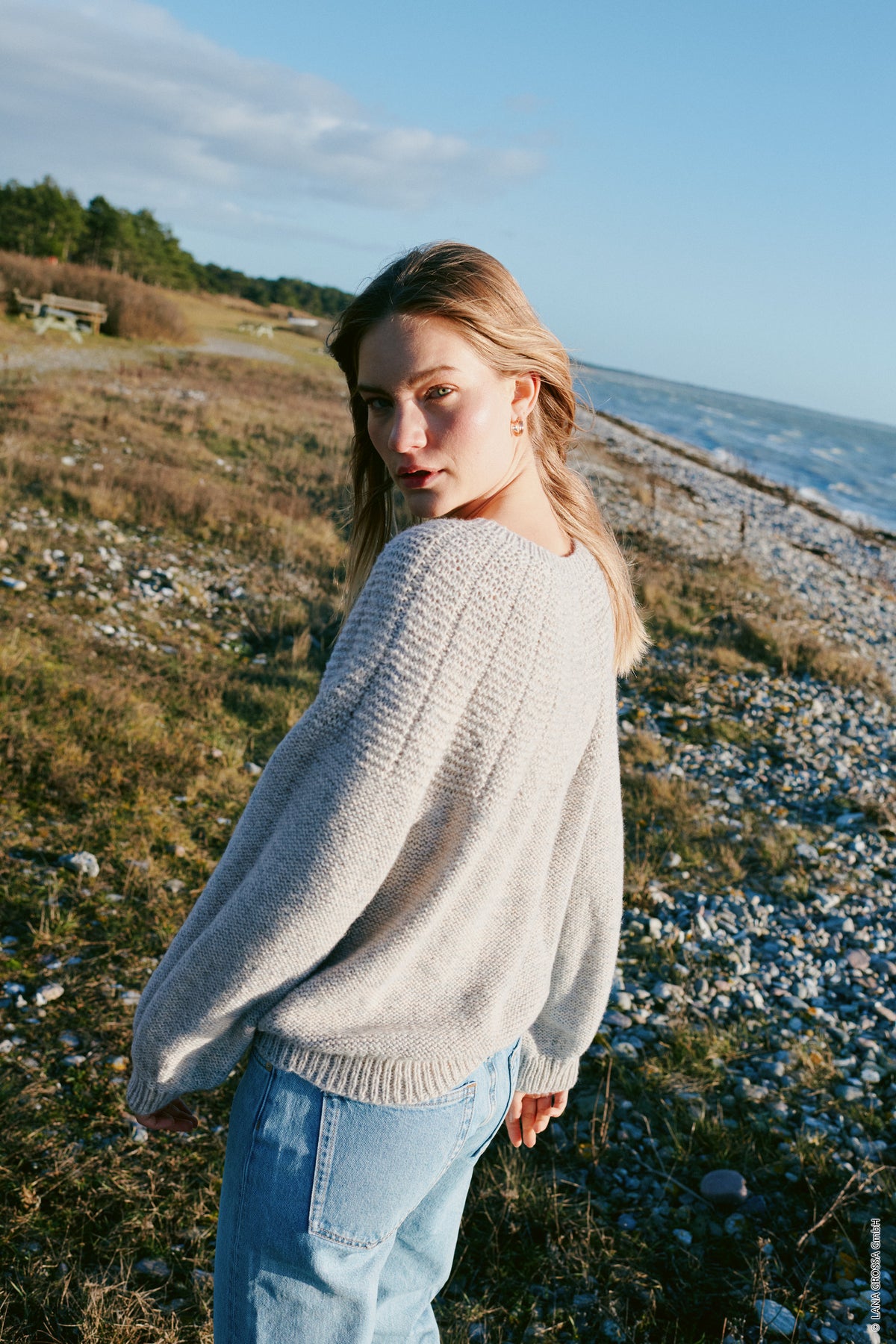 Sweater med rundt bærestykke strikket i to farver Ecopuno fra Lana Grossa