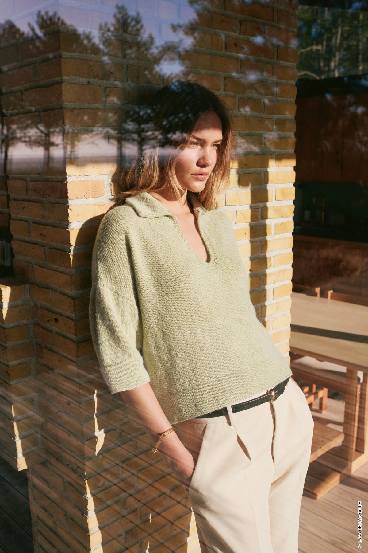 Poloshirt i Ecopuno – strikket poloshirt i Ecopuno fra Lana Grossa i farven Skifer (67) 