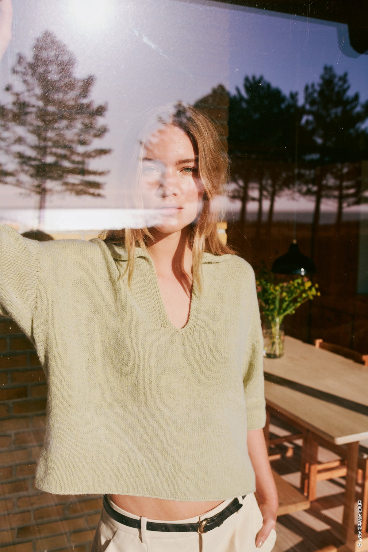 Poloshirt i Ecopuno – strikket poloshirt i Ecopuno fra Lana Grossa i farven Skifer (67) 