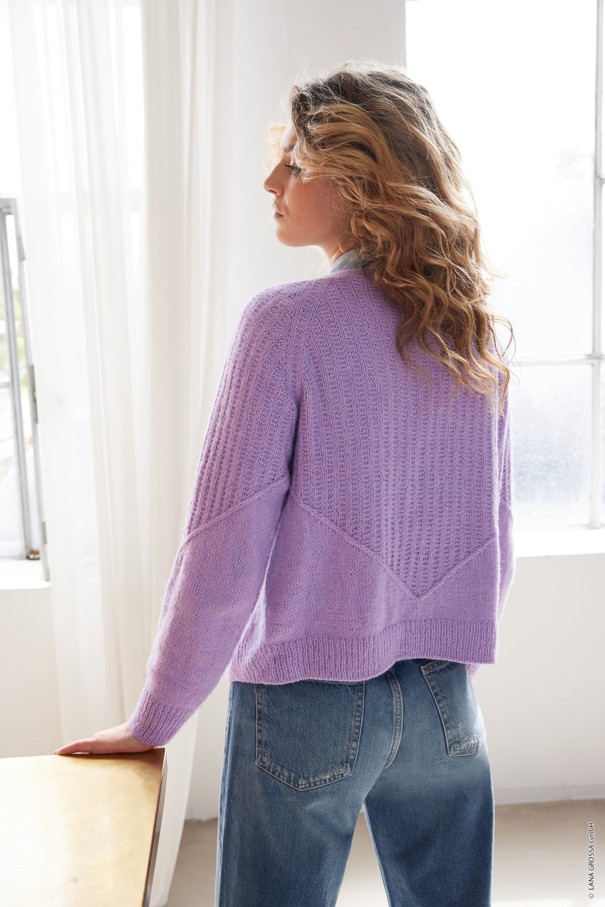 Cosmo Cardigan i Ecopuno fra Lana Grossa med V-hals, raglan og strukturmønster