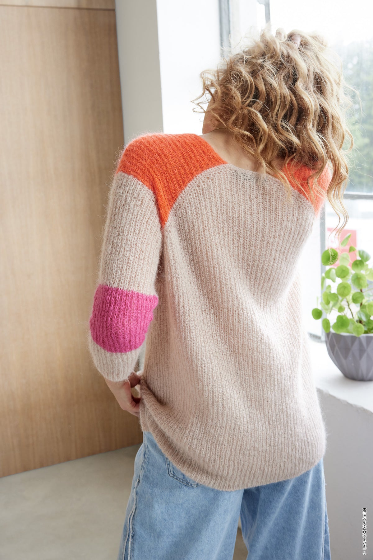 Birgit Sweater i Setasuri fra Lana Grossa med V-hals og farvedetaljer