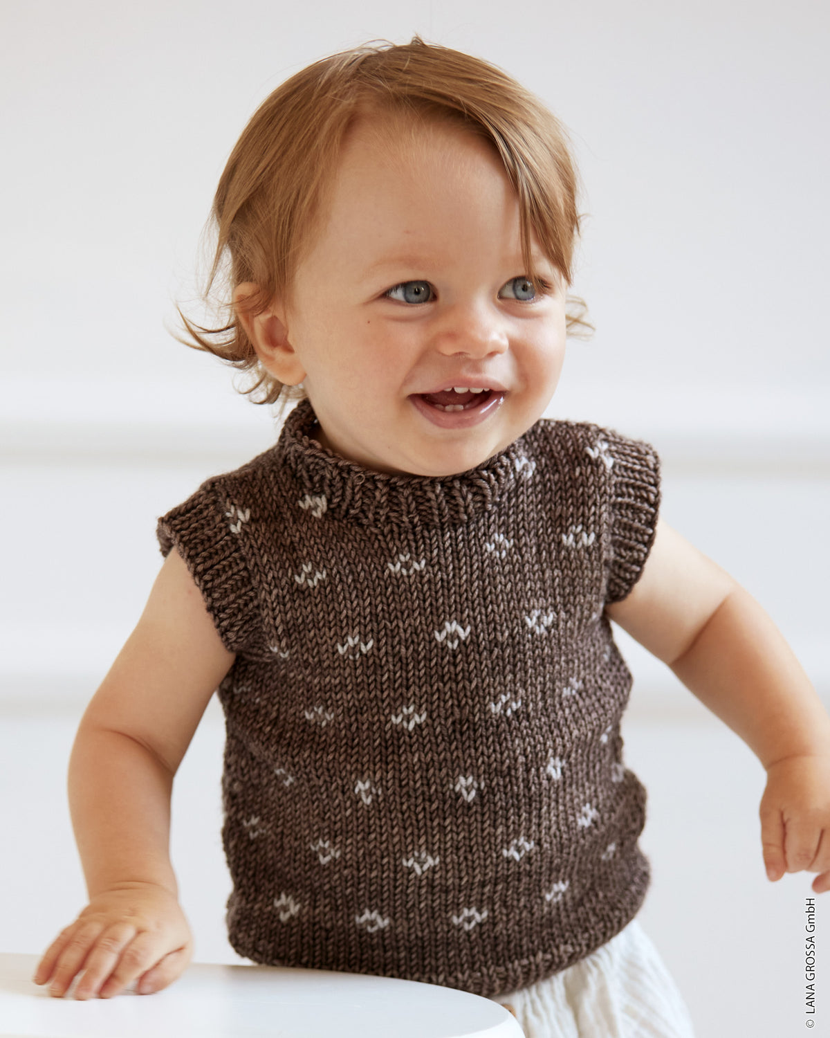 Baby slipover i Cool Wool Big fra Lana Grossa med lille jacquardmønster