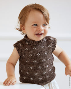 Baby slipover i Cool Wool Big fra Lana Grossa med lille jacquardmønster