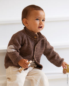 Babyjakke i Cool Wool Big fra Lana Grossa med raglan og kontrastfarvede albuelapper