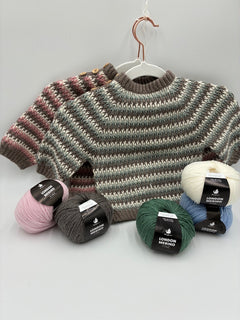 Alpine baby sweater vist i 2 forskellige farvevalg - vist sammen med nøgler af London merino fine.