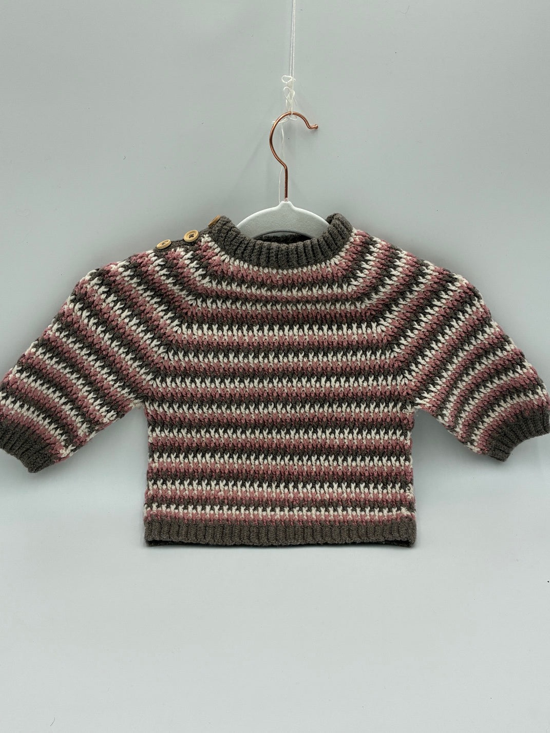 Alpne baby sweater strikket i london merino fine, i farverne æggeskal, lyserød og portobello.